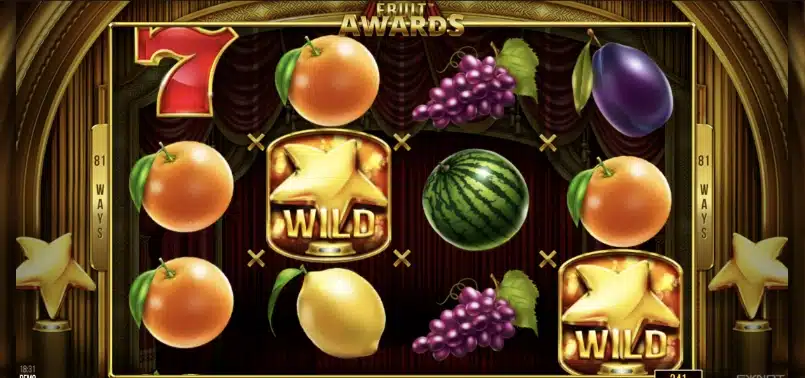 Valce hry Fruit Awards s pomarančmi, hroznom a symbolmi WILD